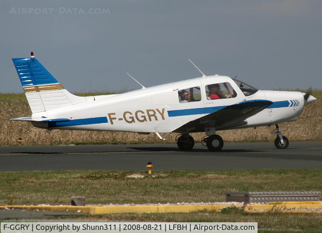 F-GGRY, Piper PA-28-161 Warrior II C/N 28-41104, Arriving and rolling to the maintenance center...