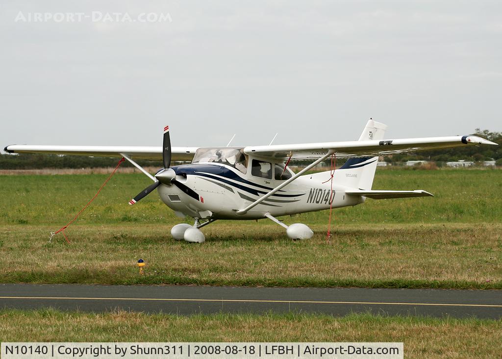 N10140, 2005 Cessna 182T Skylane C/N 18281545, Parked in the grass for a night stop...