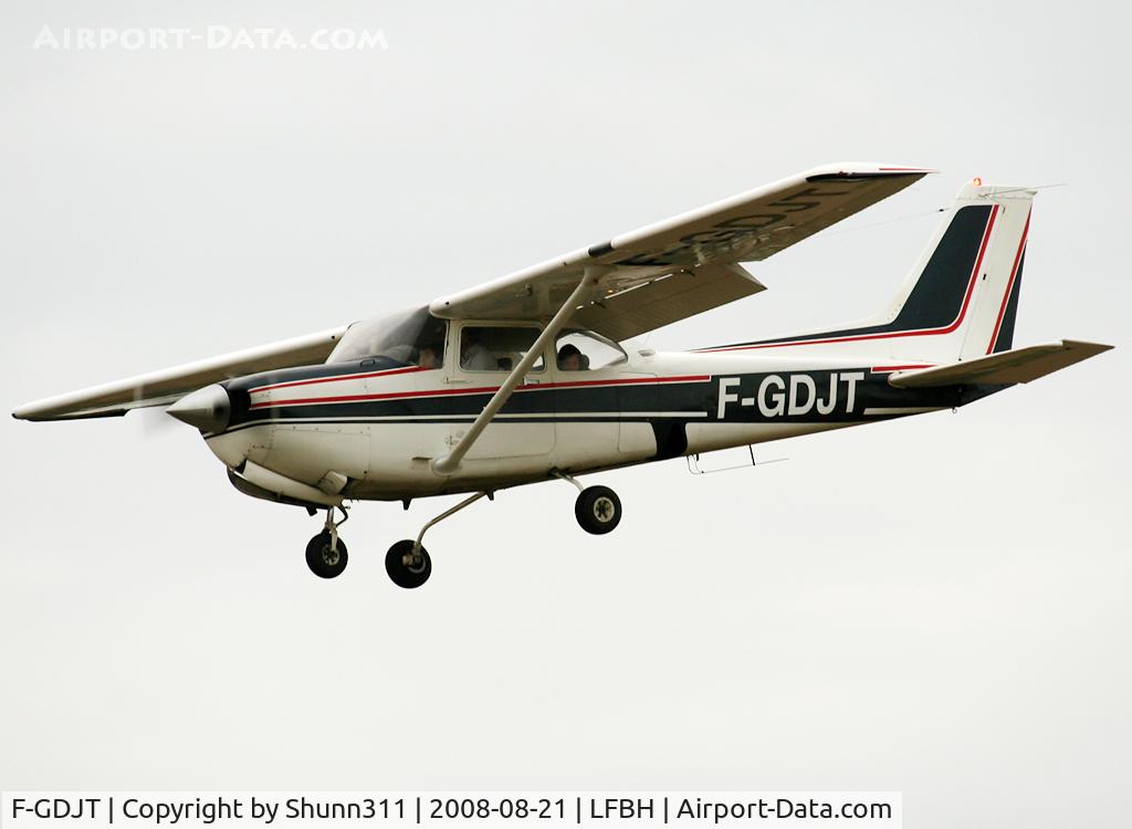 F-GDJT, Cessna 172RG Cutlass RG C/N 172RG-1022, Landing rwy 28...