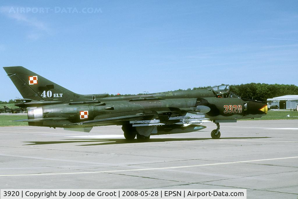 3920, Sukhoi Su-22M-4 C/N 37920, This Su-22 is armed with live missiles for armamant practise.