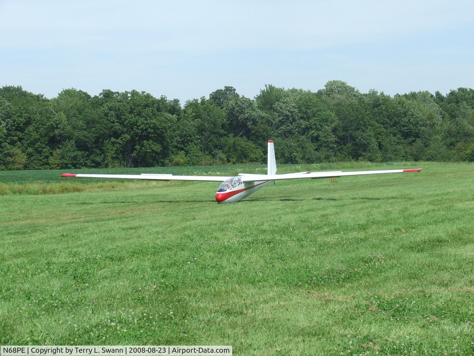 N68PE, Let L-13 Blanik C/N 173160, Just landed at Smith Field, Cambria, NY.