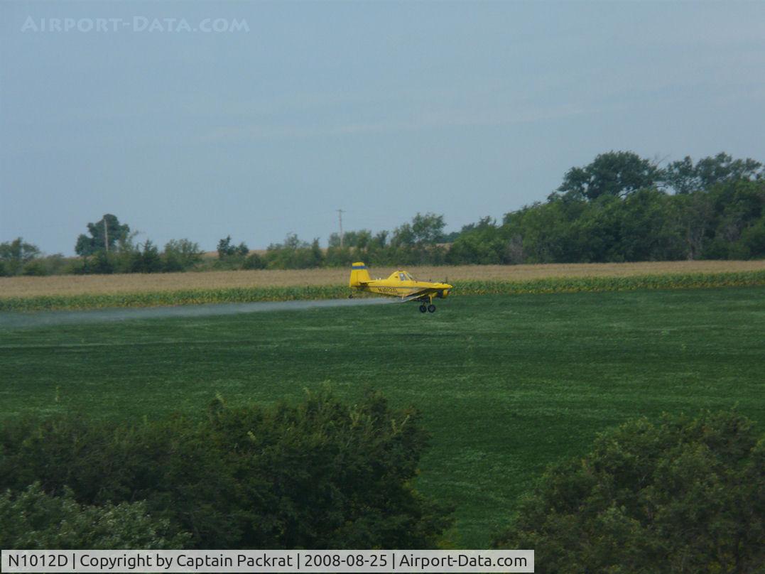 N1012D, 1989 Air Tractor Inc AT-401 C/N 401-0713, Air Tractor AT-401 crop dusting a soybean field in Cass County, Nebraska