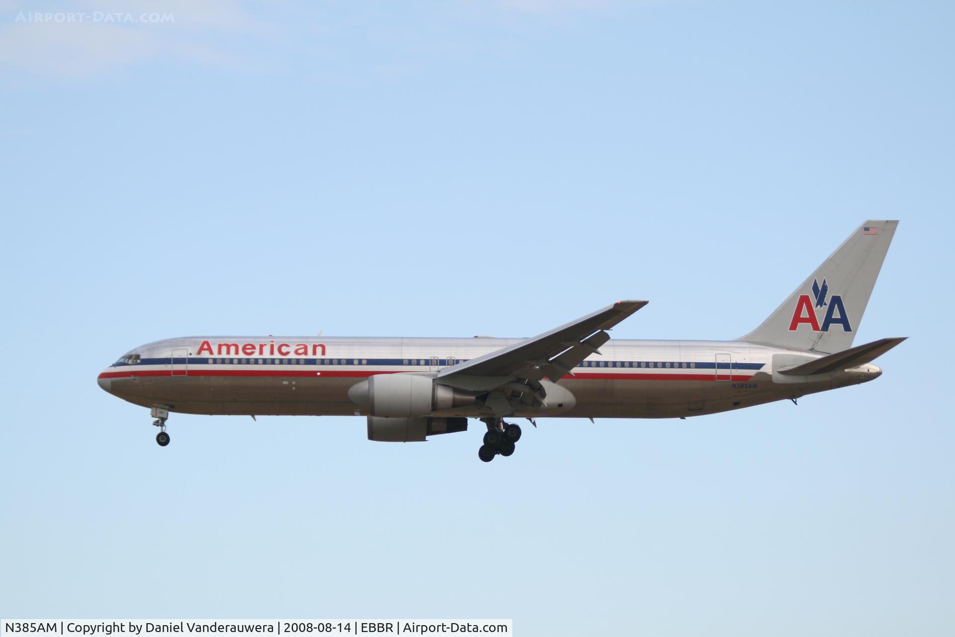 N385AM, 1994 Boeing 767-323 C/N 27059, flight AA172 is descending to rwy 25L