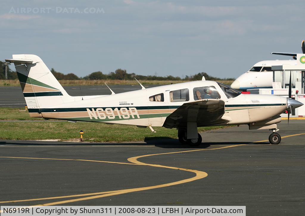 N6919R, 1985 Piper PA-28RT-201T Arrow IV C/N 28R-8531011, Rolling to the maintenance hangar