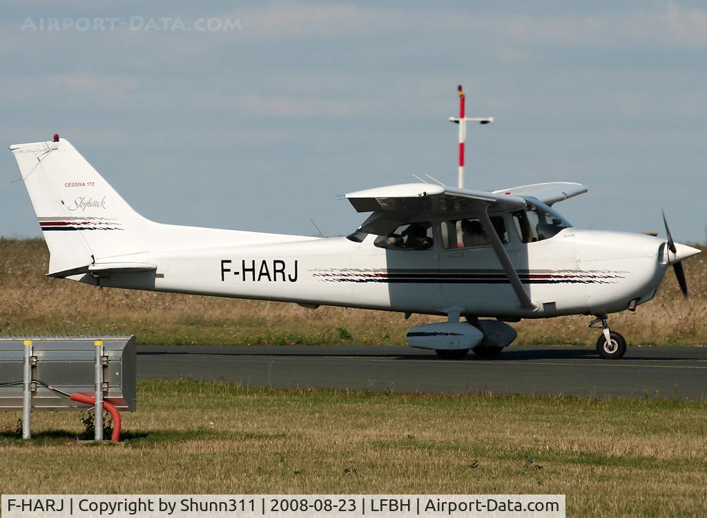 F-HARJ, Cessna 172R C/N 172-80087, Arriving from flight and rolling to the grass for a night stop