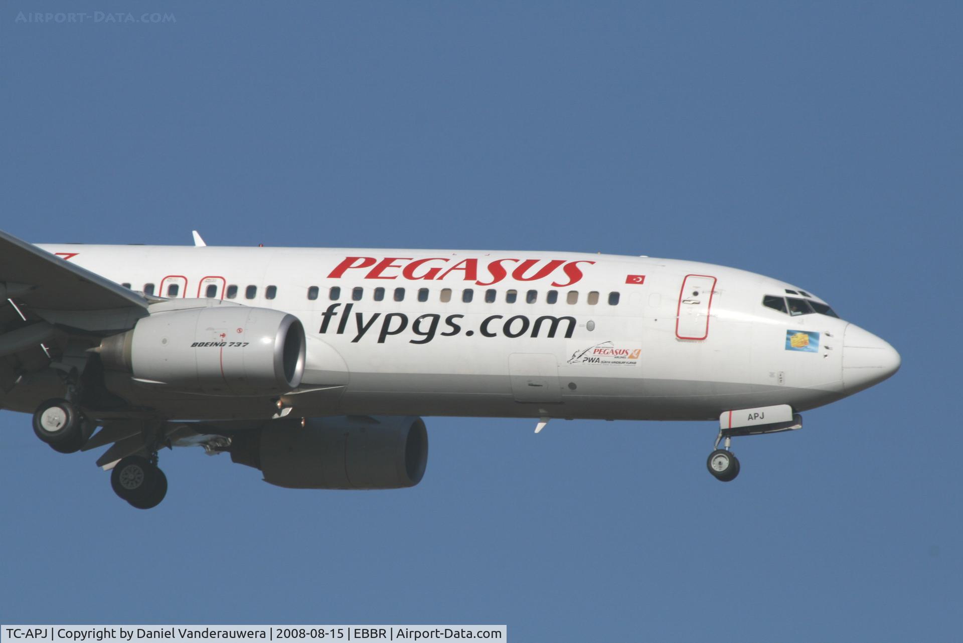 TC-APJ, 2002 Boeing 737-86N C/N 32735, descending to rwy 02