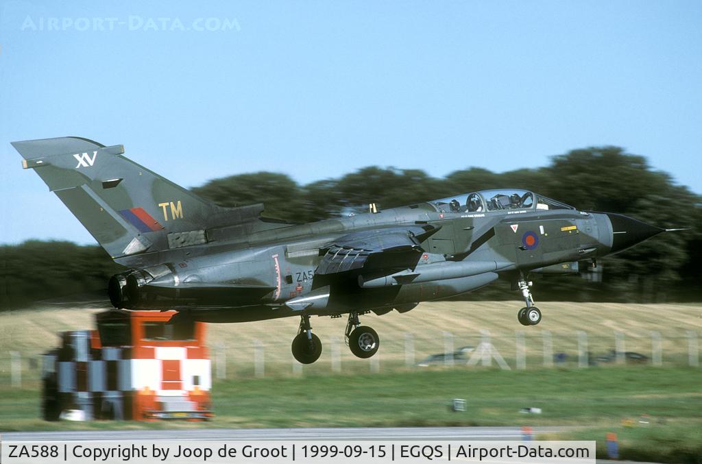 ZA588, 1981 Panavia Tornado GR.4 C/N 098/BS031/3052, In the nineties the Tornado fleet still had its low level disruptive camouflage.
