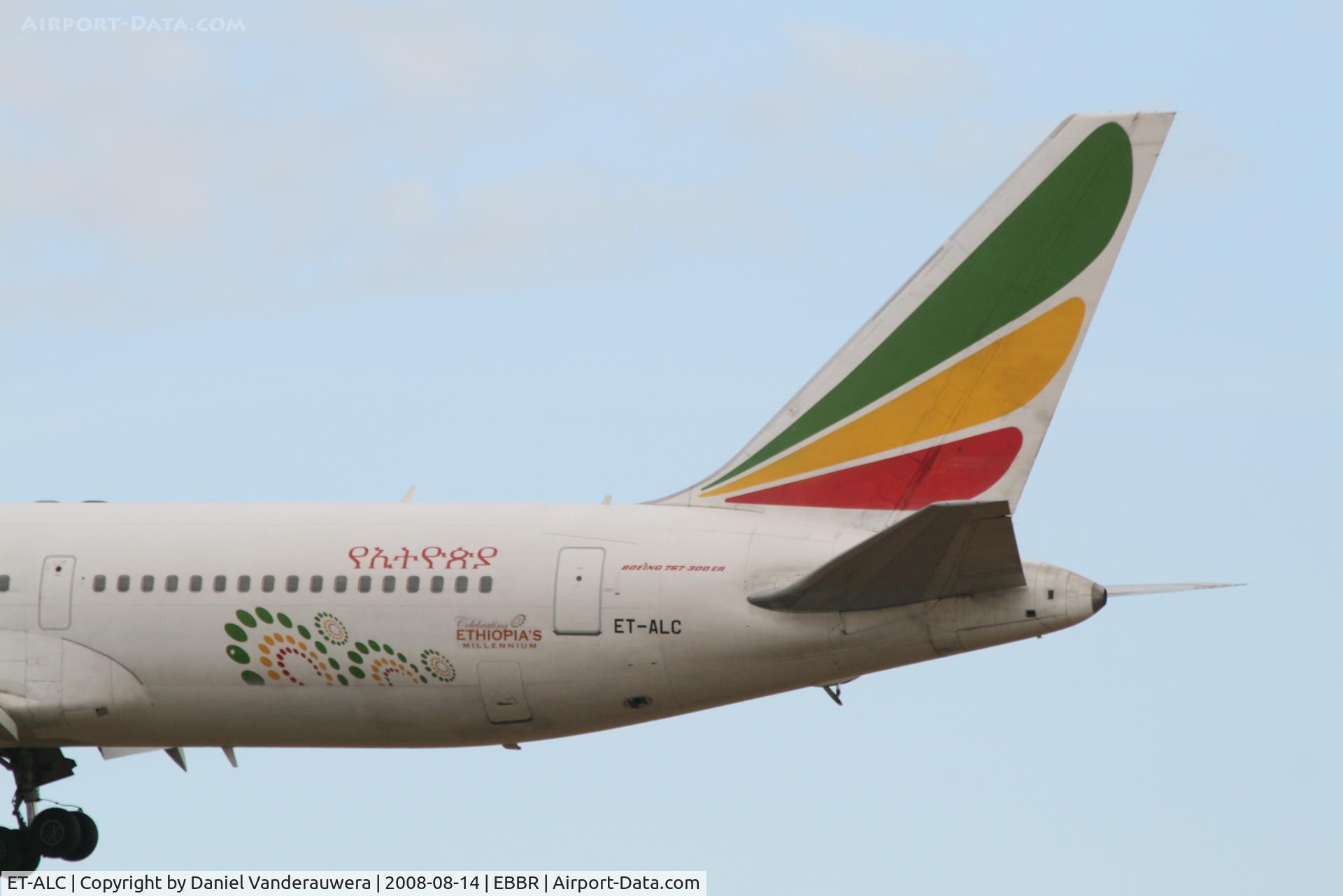 ET-ALC, 1999 Boeing 767-33A/ER C/N 28043/734, arrival of flight ET704 to rwy 25L