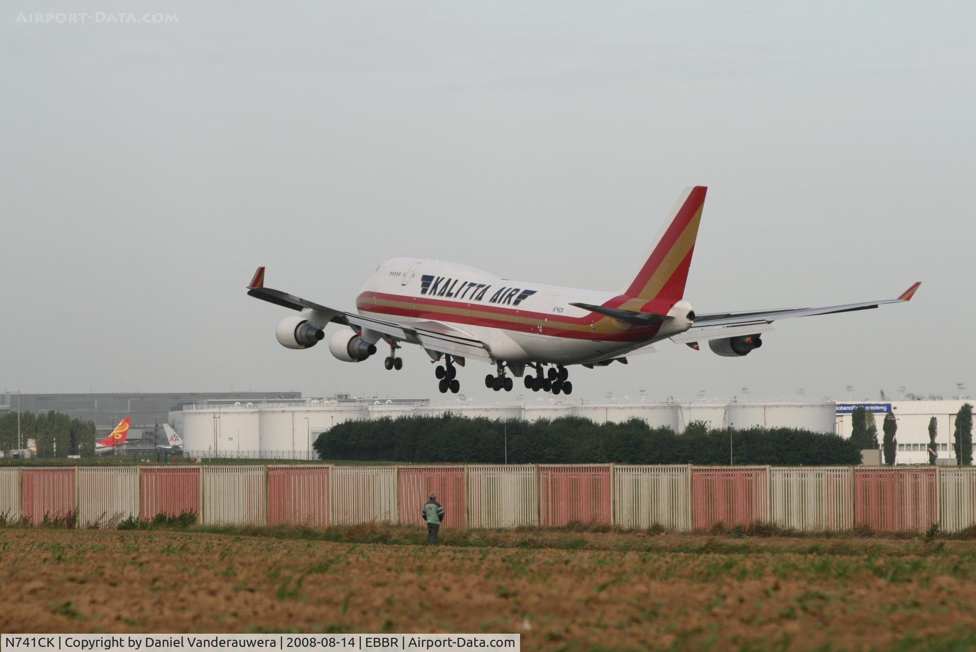 N741CK, 1989 Boeing 747-4H6 C/N 24315, several seconds before landing on rwy 25L