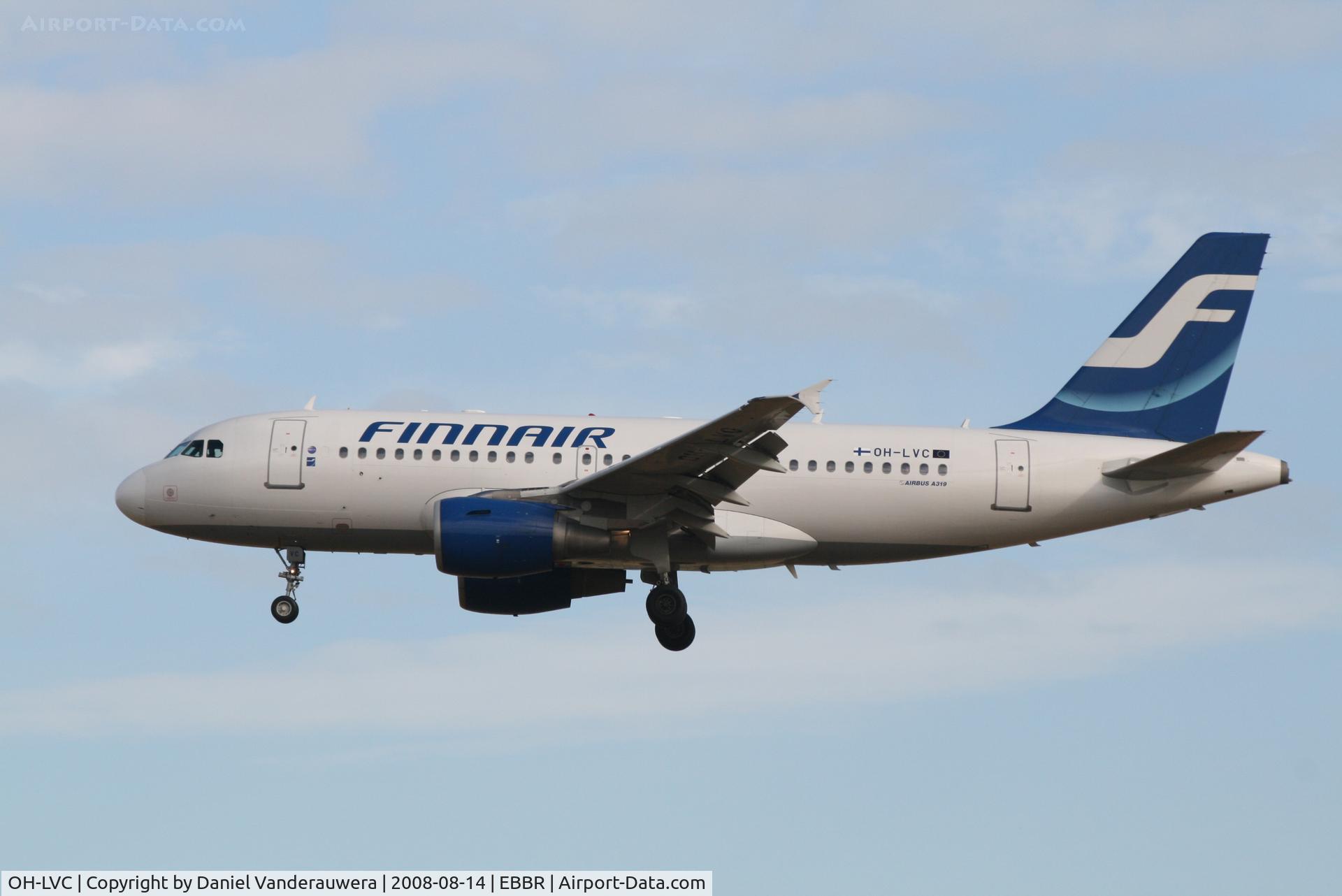 OH-LVC, 2000 Airbus A319-112 C/N 1309, arrival of flight AY811 to rwy 25L