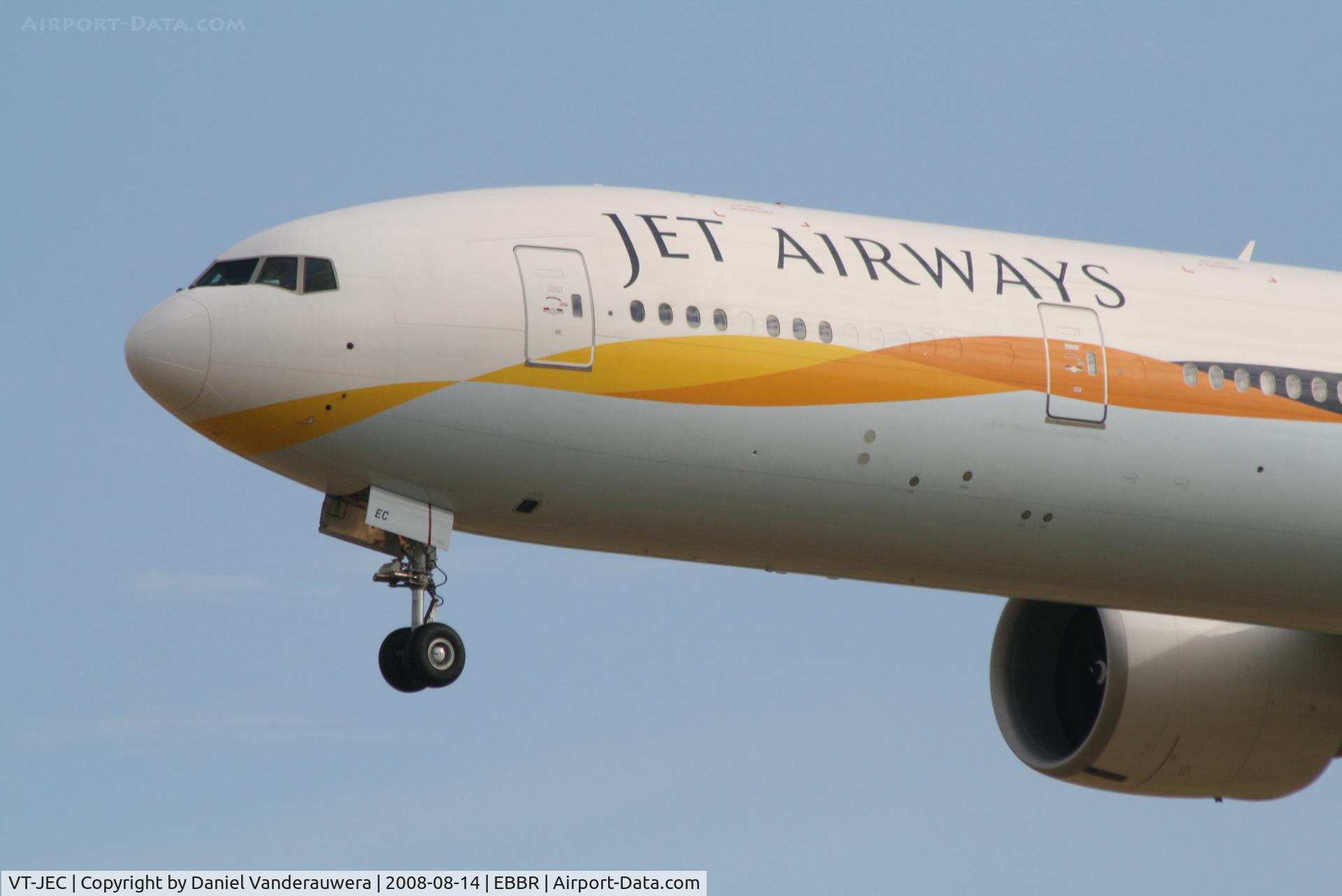 VT-JEC, 2007 Boeing 777-35R/ER C/N 35159, descending to rwy 25L