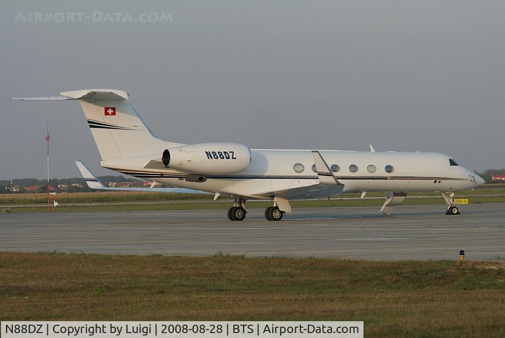 N88DZ, 2000 Gulfstream Aerospace G-V C/N 612, PRIVAT