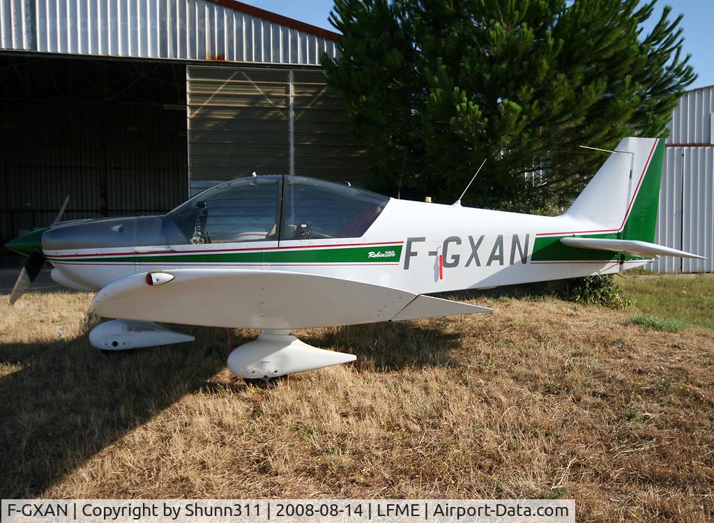F-GXAN, 1996 Robin HR-200-120B C/N 298, Parked outside private hangar...