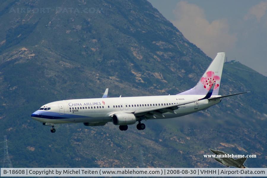 B-18608, Boeing 737-809 C/N 28406, China Airlines approaching runway 25R