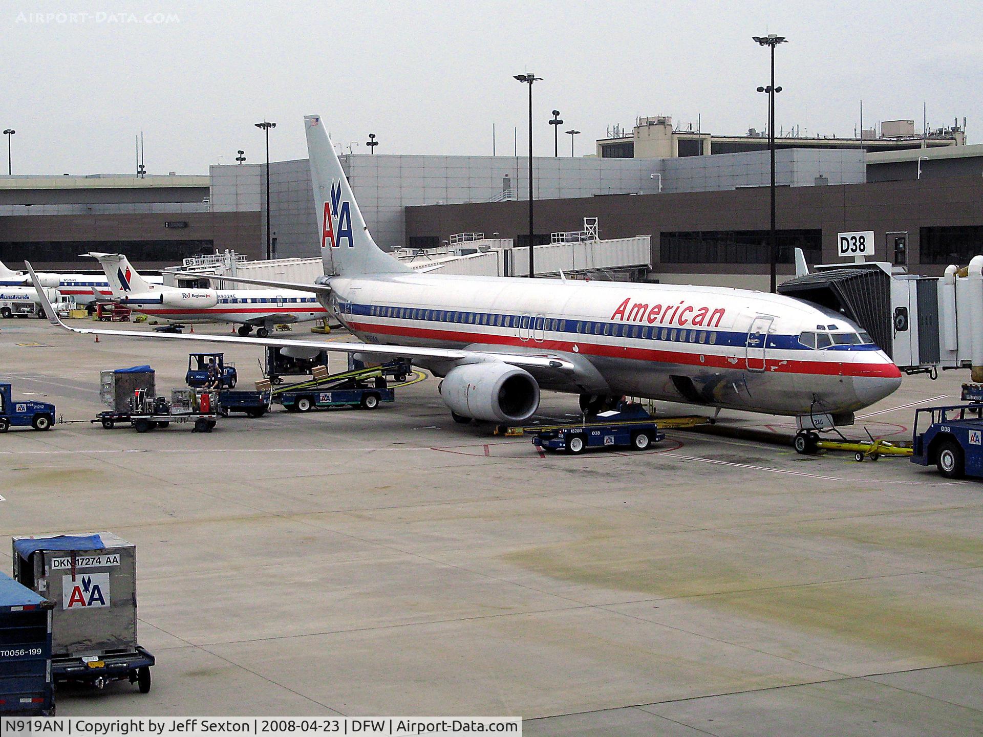 N919AN, 1999 Boeing 737-823 C/N 29520, Preparing for departure