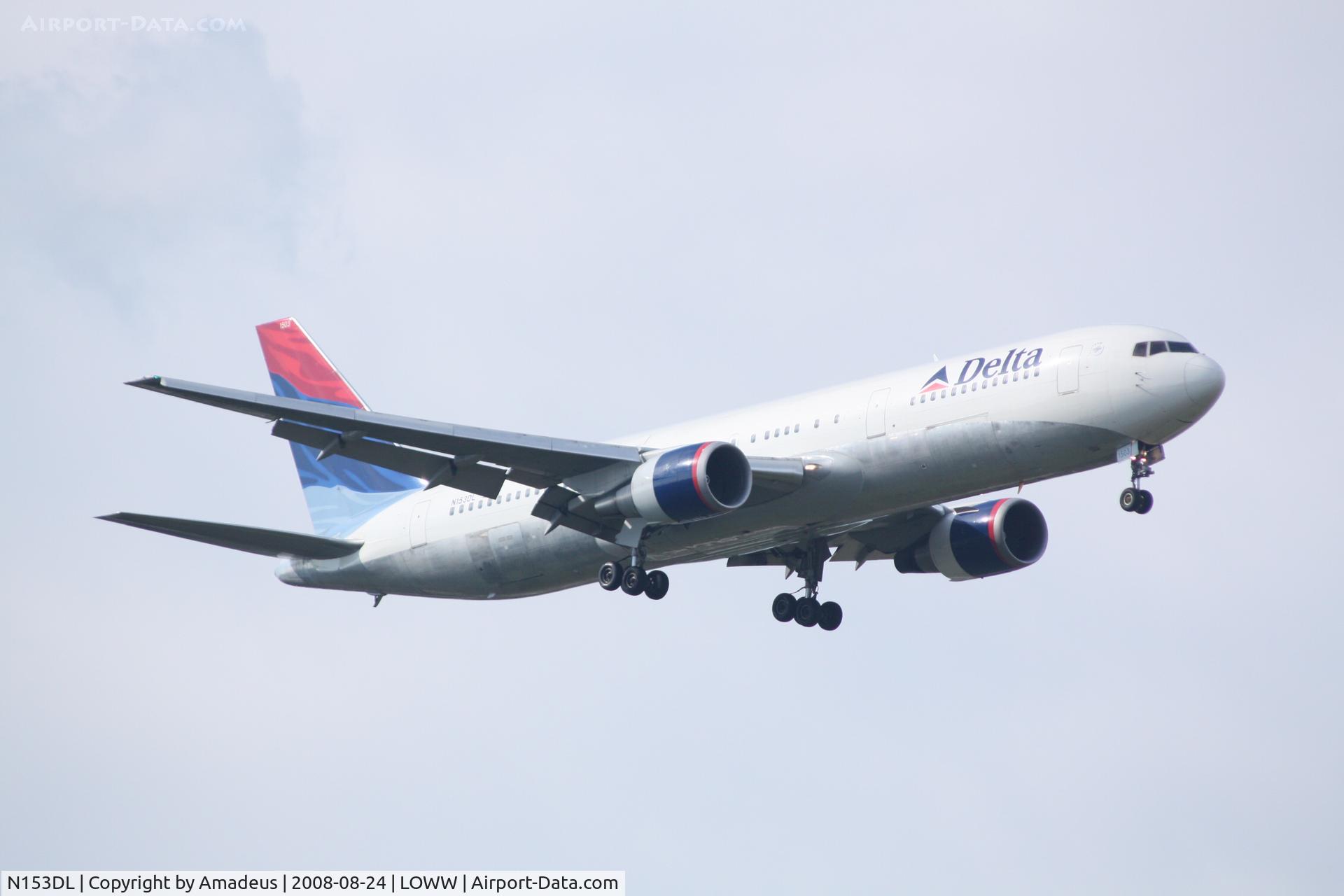N153DL, 1990 Boeing 767-3P6 C/N 24985, Boeing 767 landing RWY34