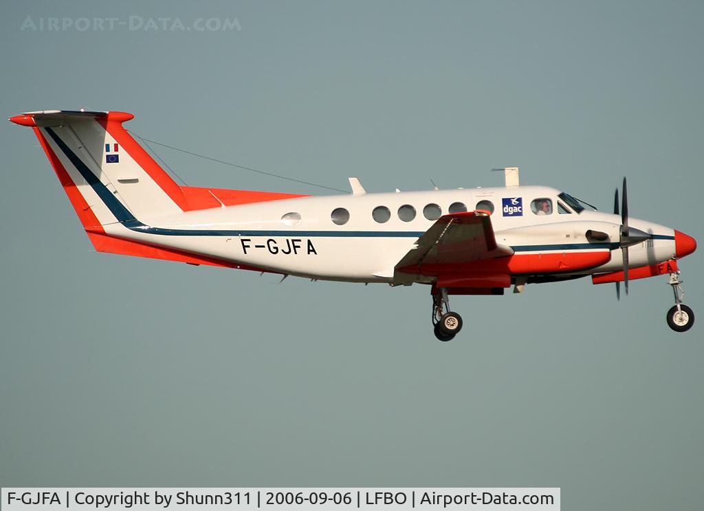 F-GJFA, 1987 Beech B200 King Air C/N BB-1270, Landing rwy 14R