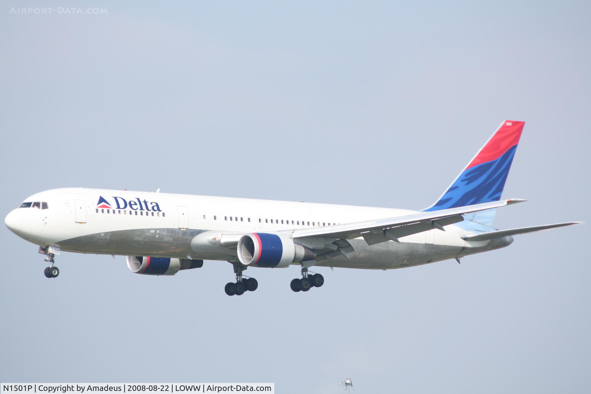 N1501P, 1990 Boeing 767-3P6 C/N 24983, Boeing 767 landing RWY16