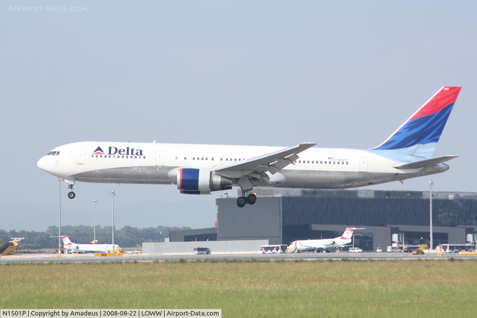 N1501P, 1990 Boeing 767-3P6 C/N 24983, Boeing 767 landing RWY16