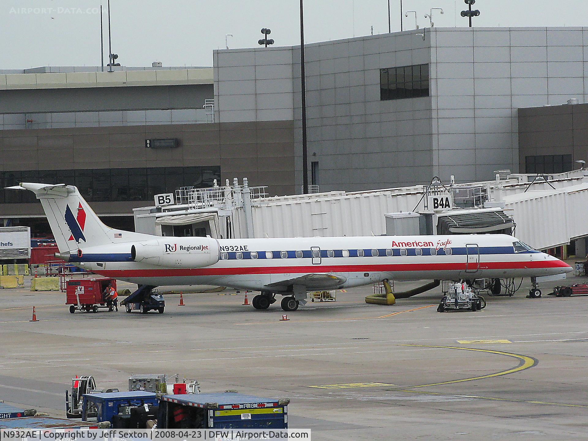 N932AE, 2005 Embraer ERJ-145LR (EMB-145LR) C/N 14500915, Turn-round at DFW