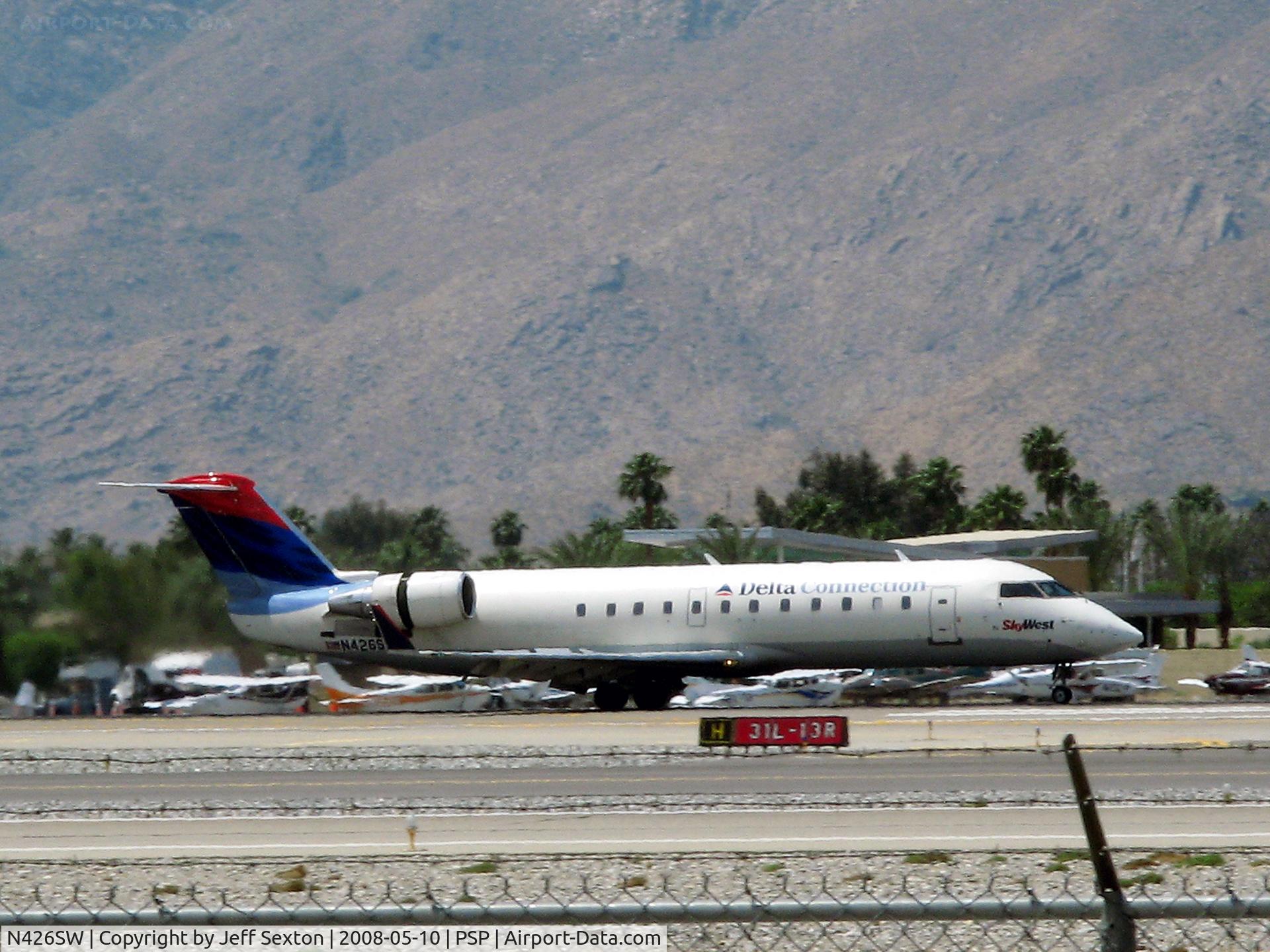 N426SW, 2001 Bombardier CRJ-200LR (CL-600-2B19) C/N 7468, Landing at Palm Springs International