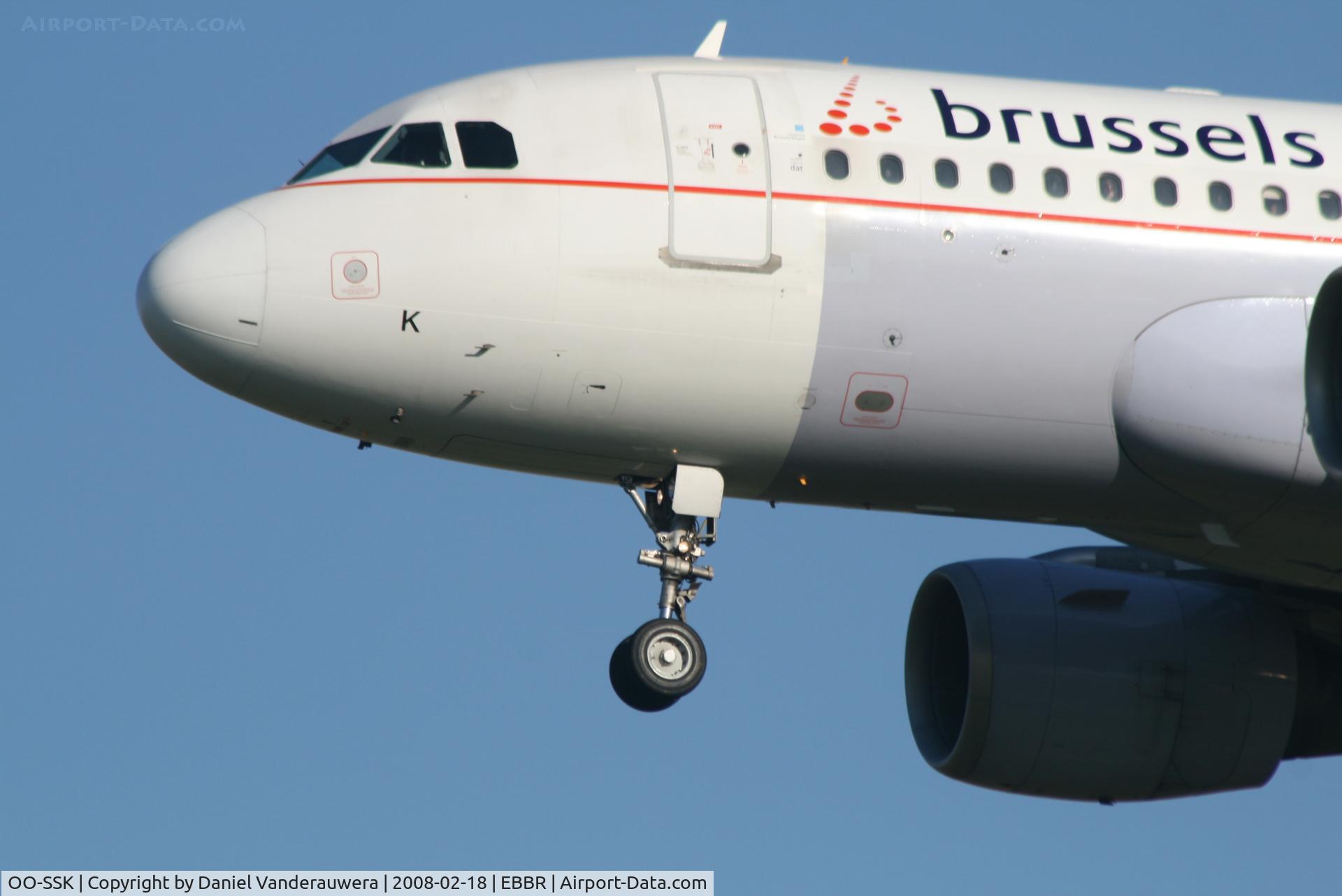 OO-SSK, 2000 Airbus A319-112 C/N 1336, descending to rwy 25L