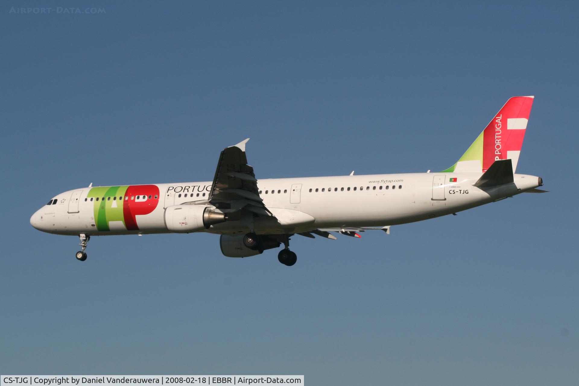 CS-TJG, 2002 Airbus A321-211 C/N 1713, flight TP604 is descending to rwy 25L