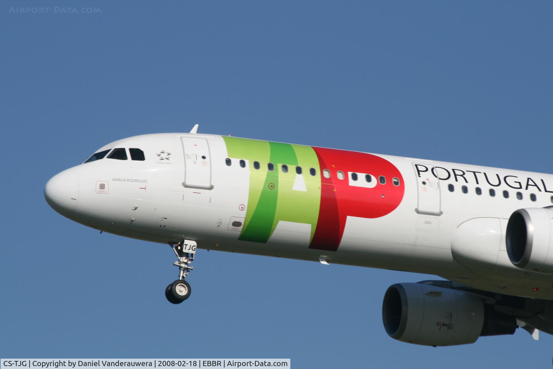 CS-TJG, 2002 Airbus A321-211 C/N 1713, descending to rwy 25L