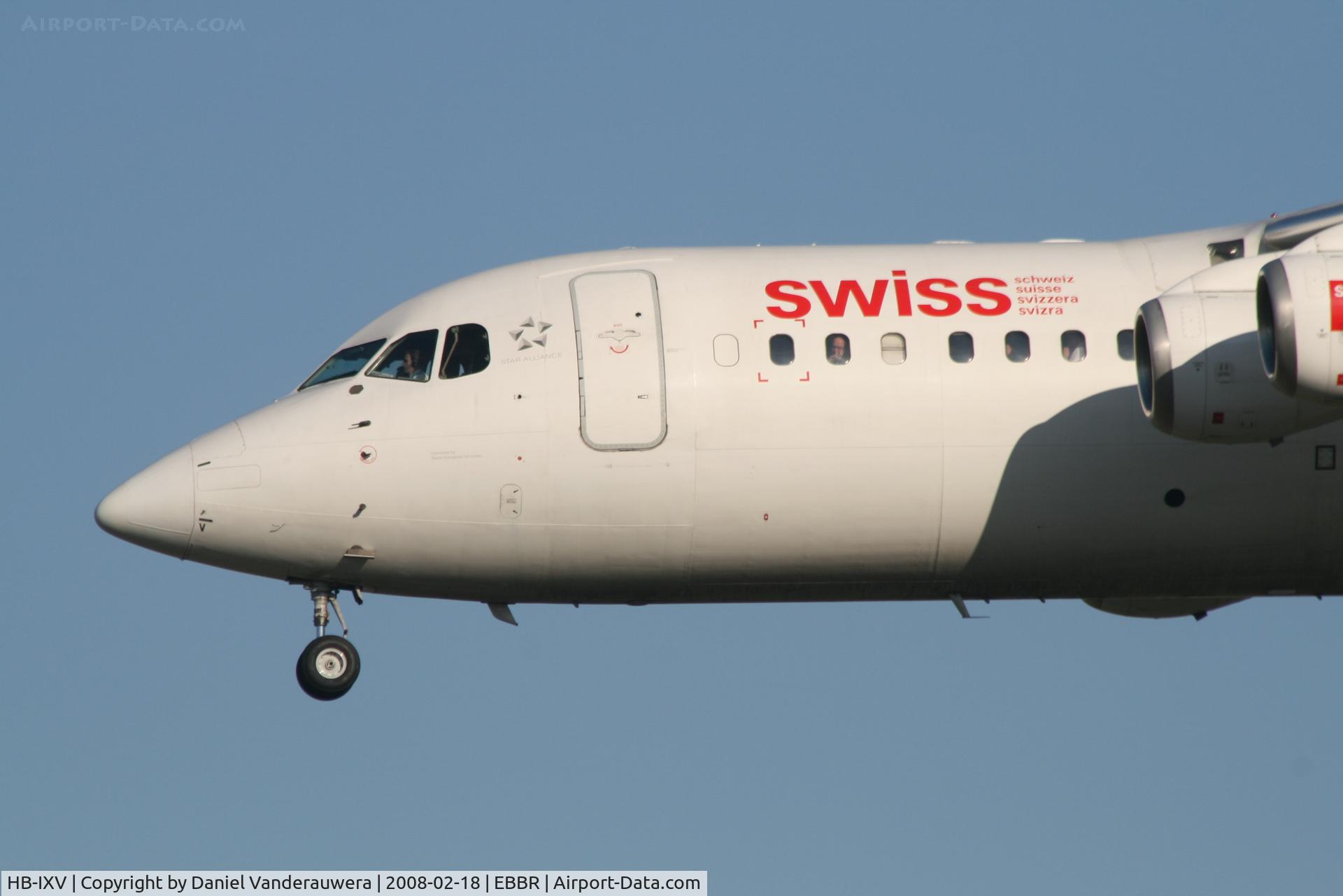 HB-IXV, 1995 British Aerospace Avro 146-RJ100 C/N E3274, arrival of flight LX778 to rwy 25L