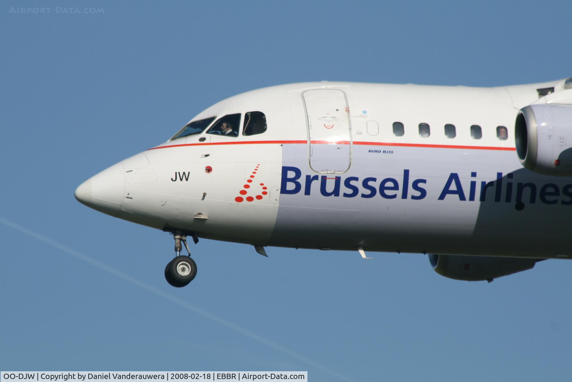 OO-DJW, 1996 British Aerospace Avro 146-RJ85 C/N E.2296, arrival of flight SN2824 to rwy 25L
