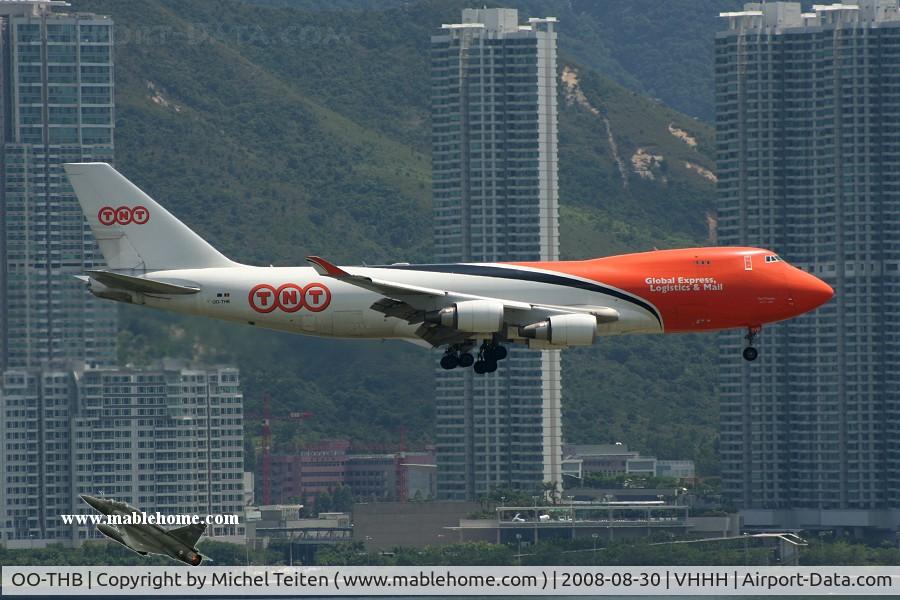 OO-THB, 2007 Boeing 747-4HAERF C/N 35234, Colorful TNT approaching runway 25L