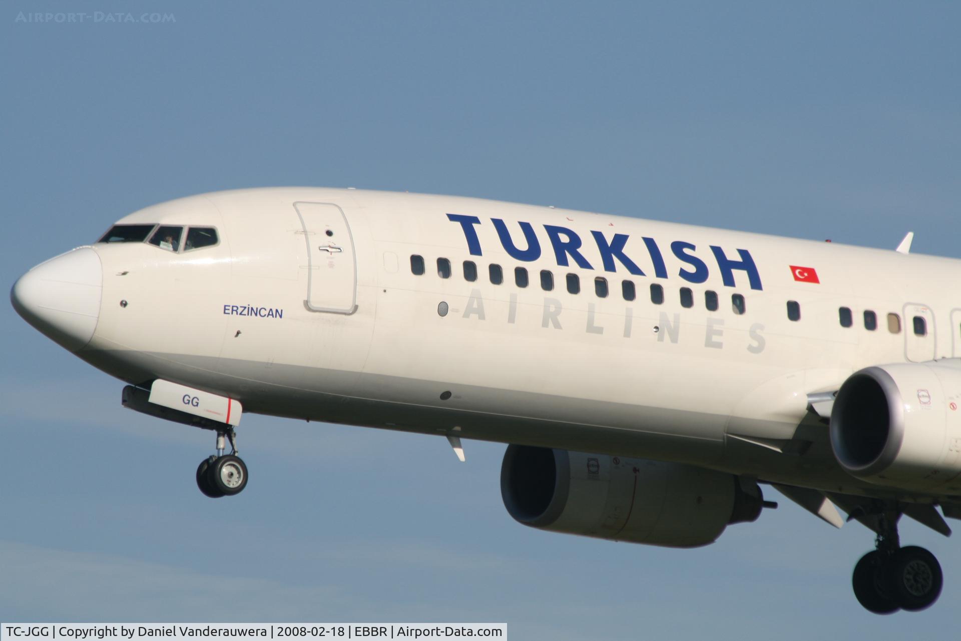 TC-JGG, 2005 Boeing 737-8F2 C/N 34405, descending to rwy 25L