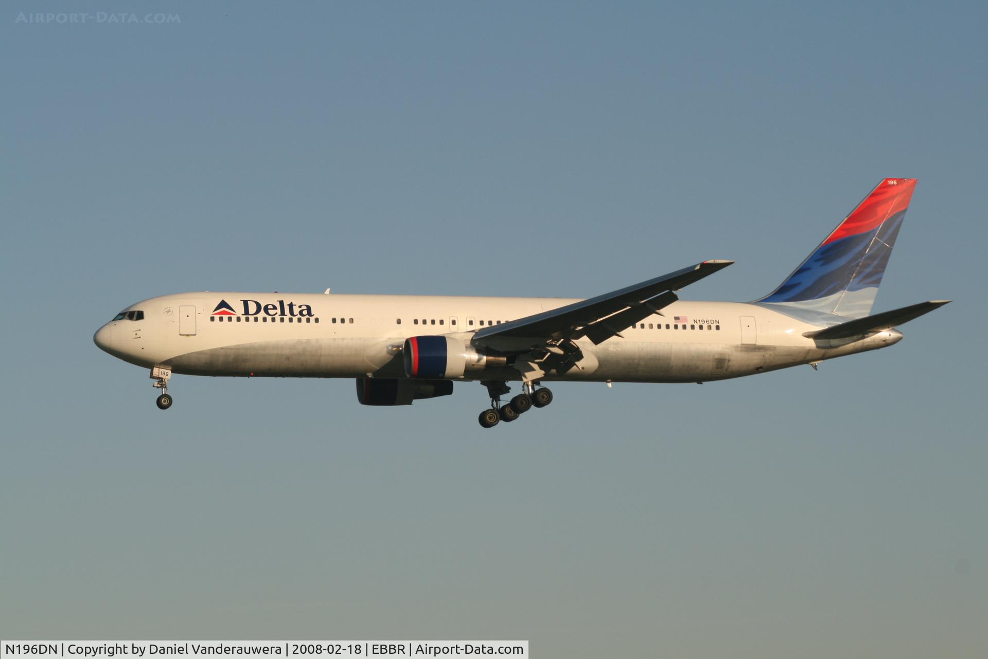 N196DN, 1997 Boeing 767-332 C/N 28453, arrival of flight DL140 to rwy 25L