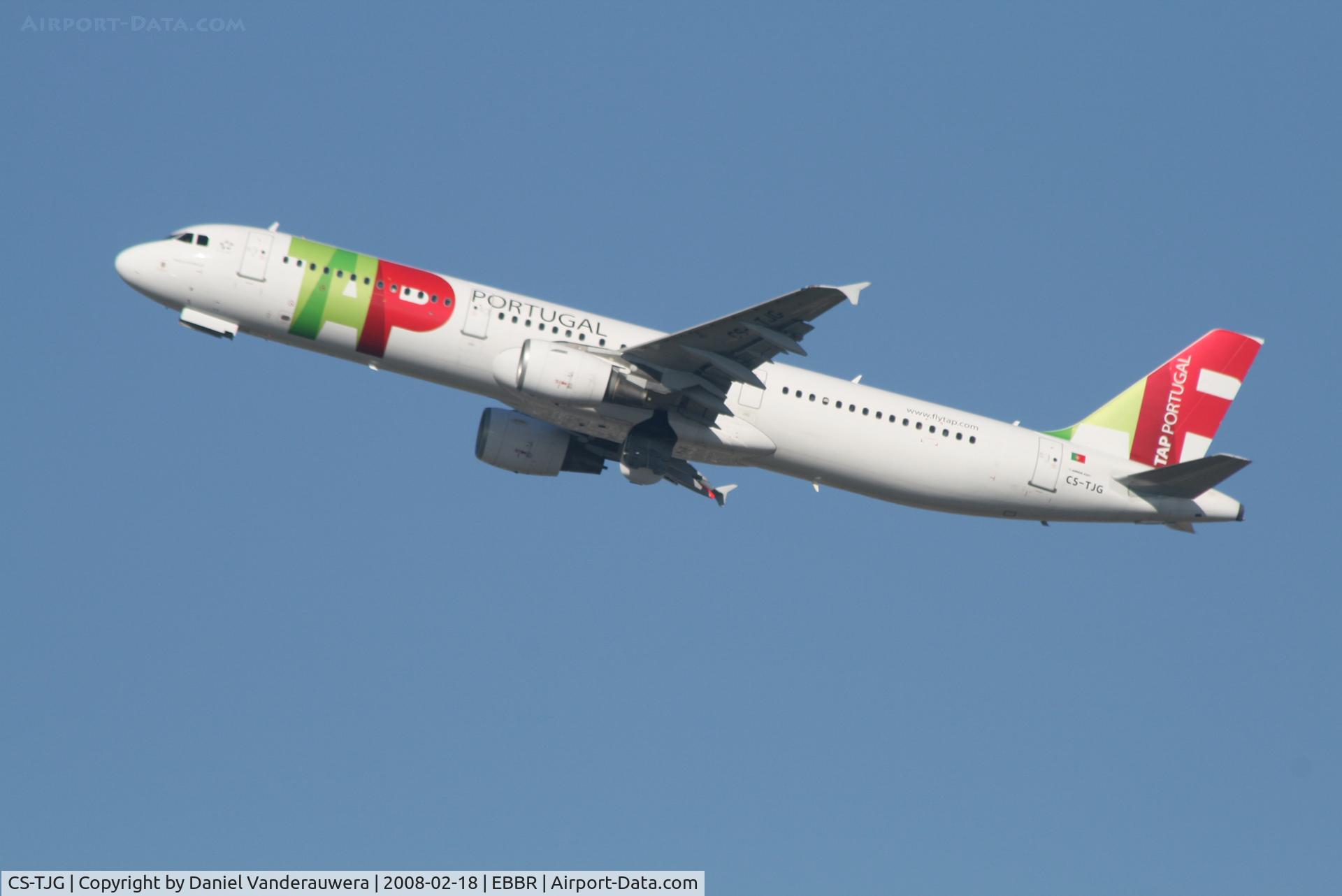 CS-TJG, 2002 Airbus A321-211 C/N 1713, flight TP605 is taking off from rwy 25R