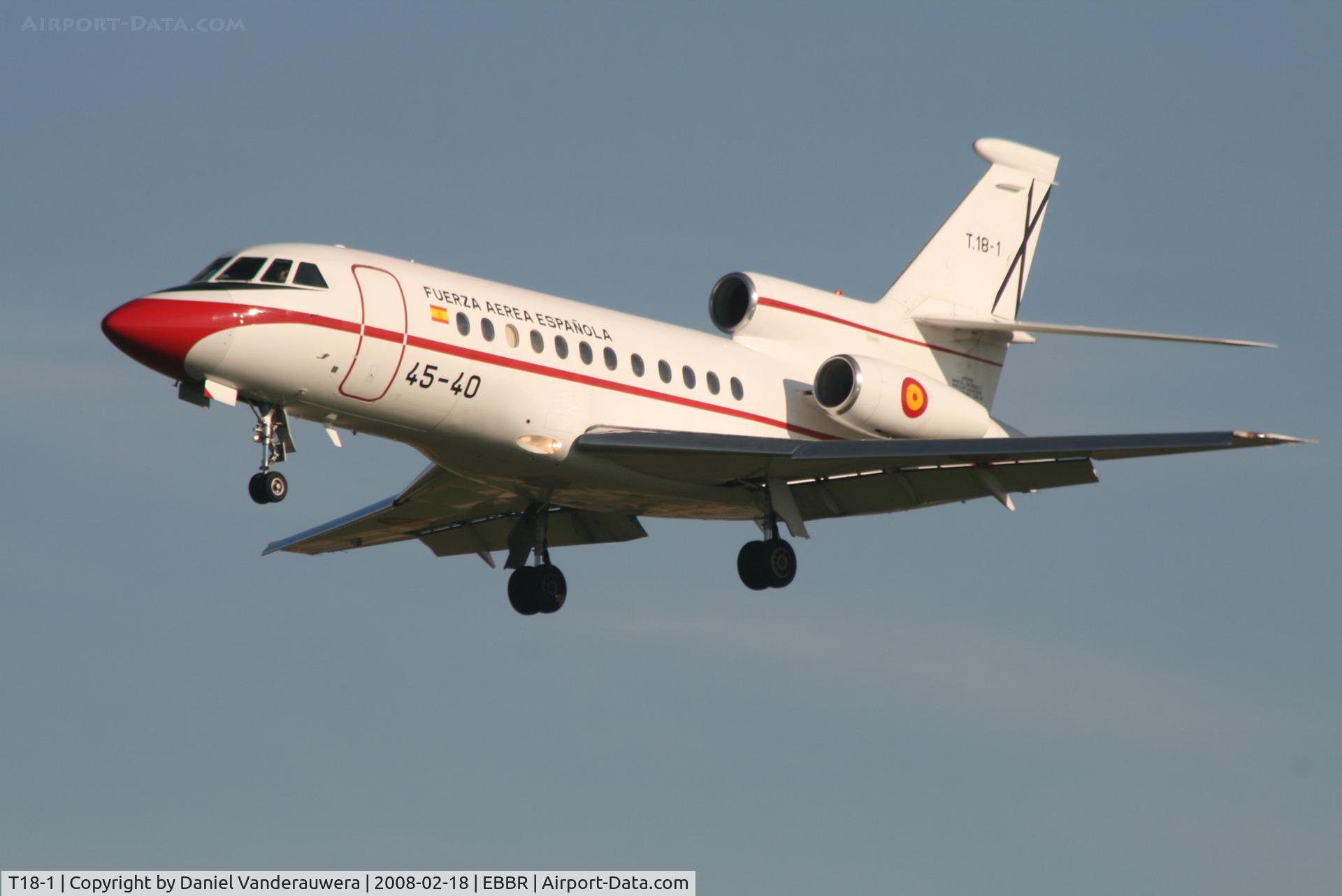 T18-1, 1987 Dassault Falcon 900 C/N 38, on approach to rwy 25L