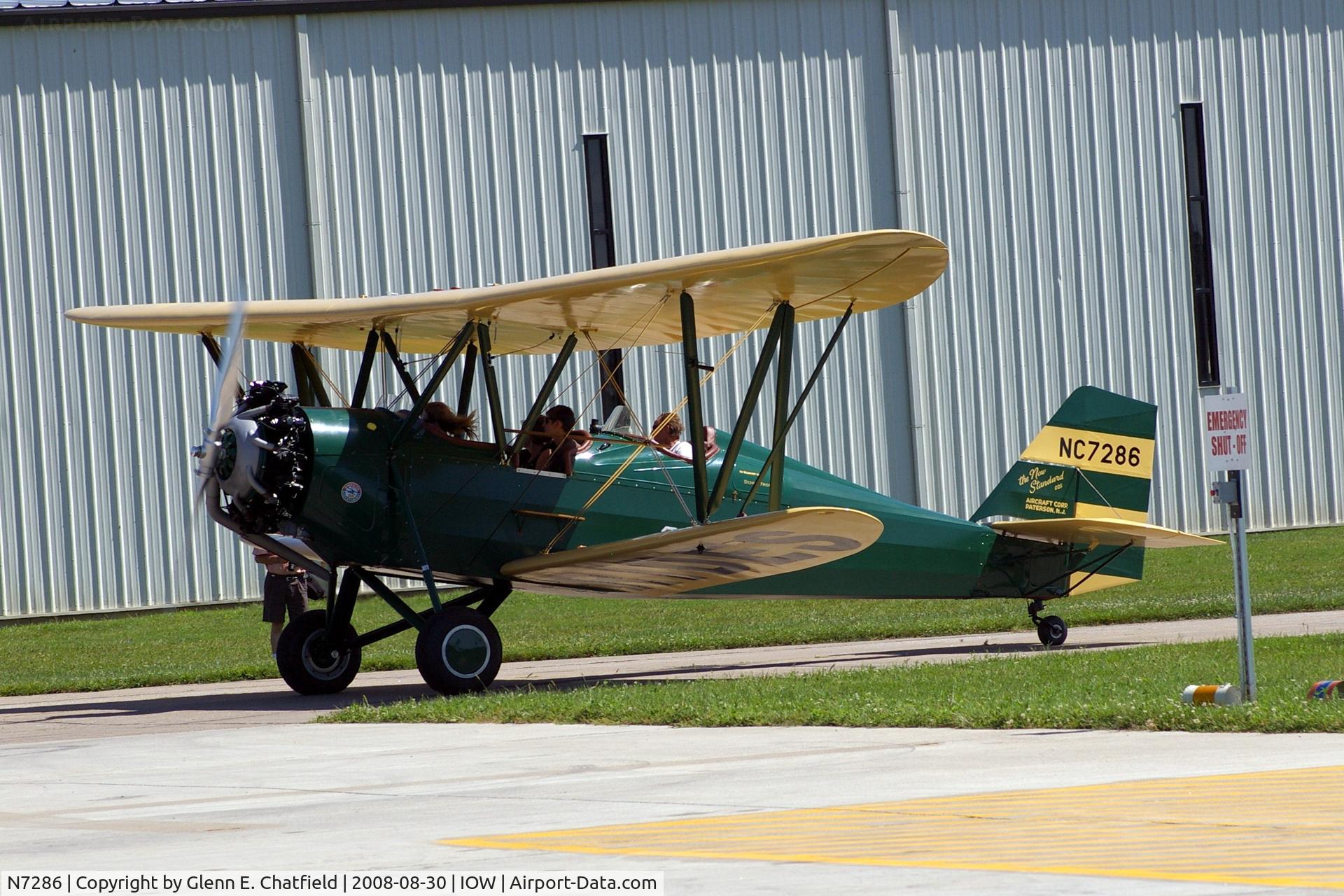 N7286, 1941 New Standard D-25A C/N 167W, Taxiing to the ramp with the mail.