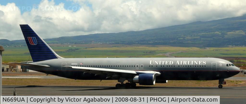 N669UA, 1999 Boeing 767-322 C/N 30025, At Kahului