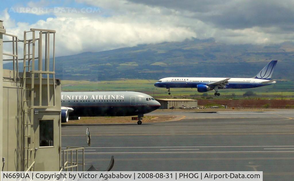 N669UA, 1999 Boeing 767-322 C/N 30025, Two united. One at hold-short, the other on very short final.