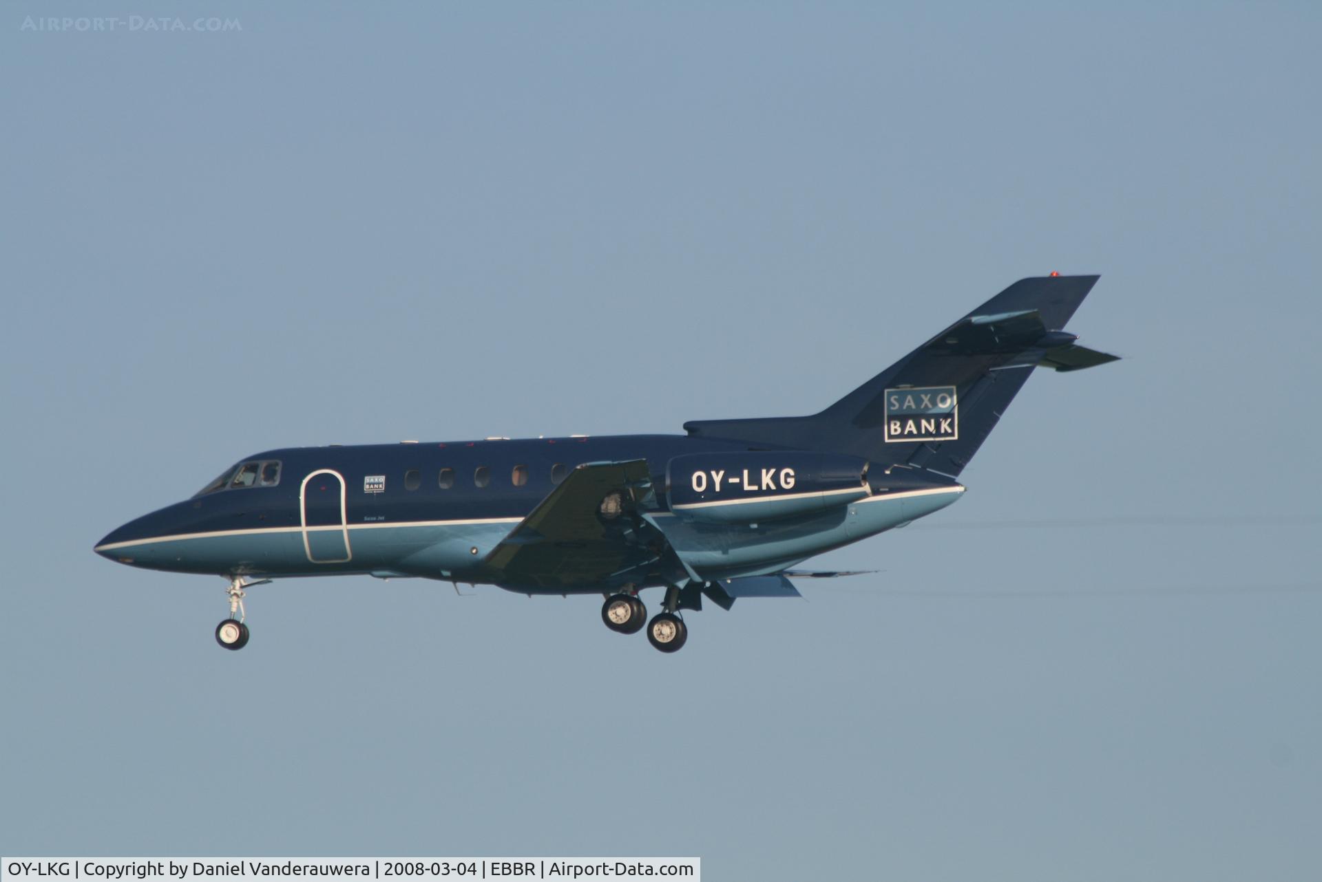 OY-LKG, 1997 Raytheon Hawker 800XP C/N 258345, descending to rwy 25L