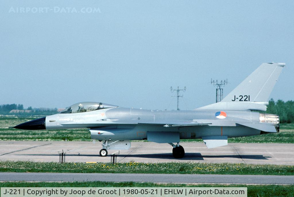 J-221, Fokker F-16A Fighting Falcon C/N 6D-10, The first year in Dutch service the F-16's had black noses and a very large roundel. Only 16 F-16's were delivered in this configuration.