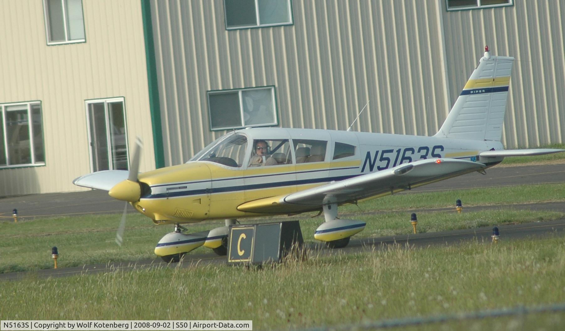 N5163S, 1970 Piper PA-28-180 C/N 28-7105017, approaching the active runway