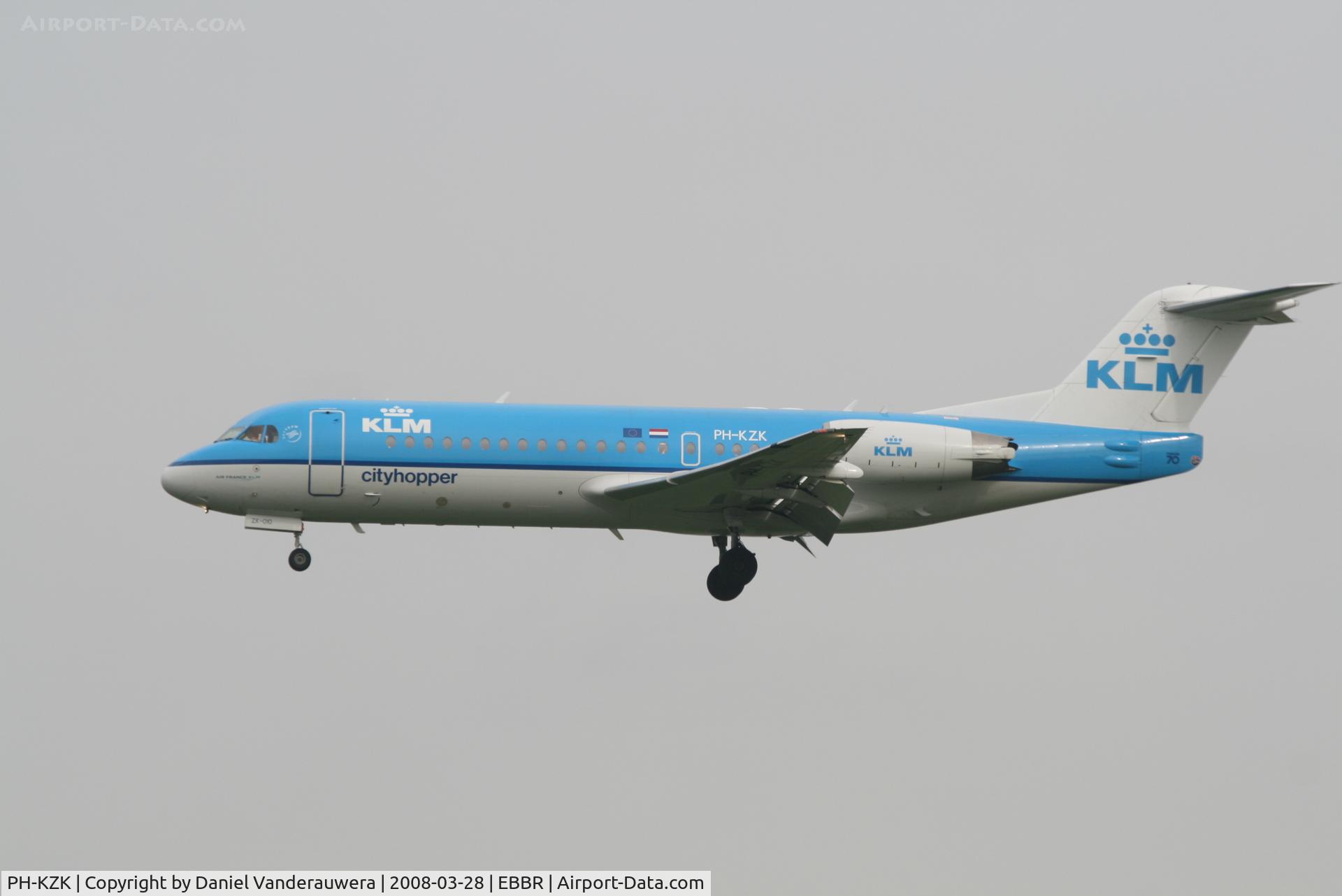 PH-KZK, 1997 Fokker 70 (F-28-0070) C/N 11581, flight KL1723 is descending to rwy 25L