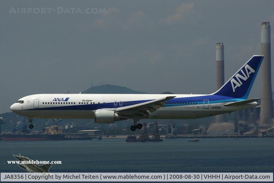 JA8356, 1991 Boeing 767-381/ER C/N 25136, ANA in final approach to runway 25R