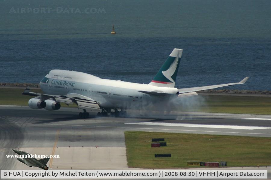 B-HUA, 1992 Boeing 747-467 C/N 25872, Cathay Pacific touching down on runway 25R
