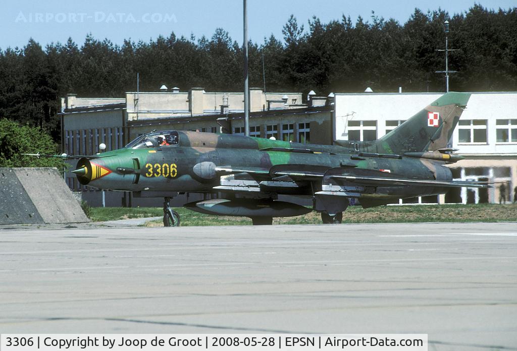 3306, Sukhoi Su-22M-4 C/N 30306, Returning from its local flight.