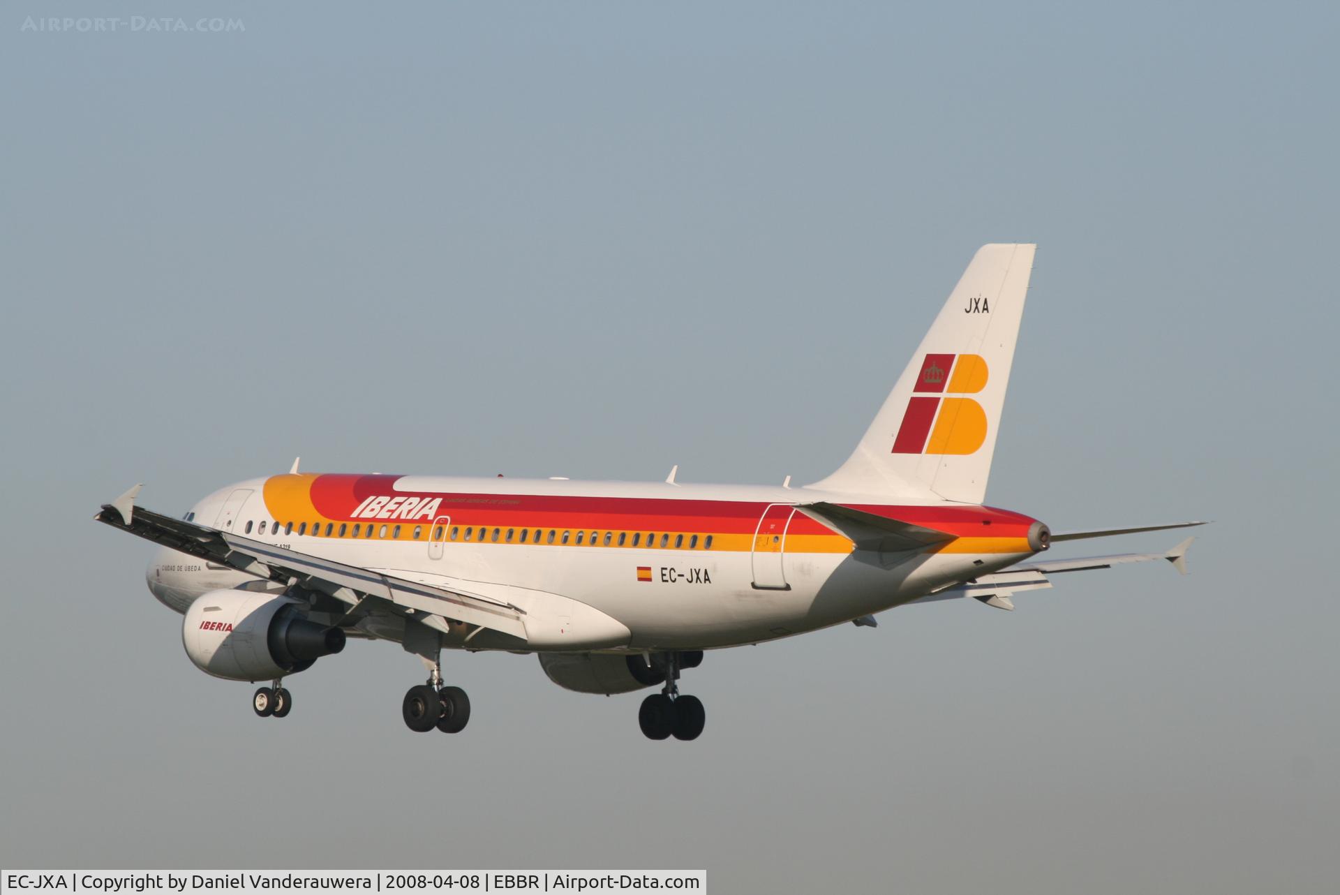 EC-JXA, 2006 Airbus A319-111 C/N 2870, descending to rwy 25L
