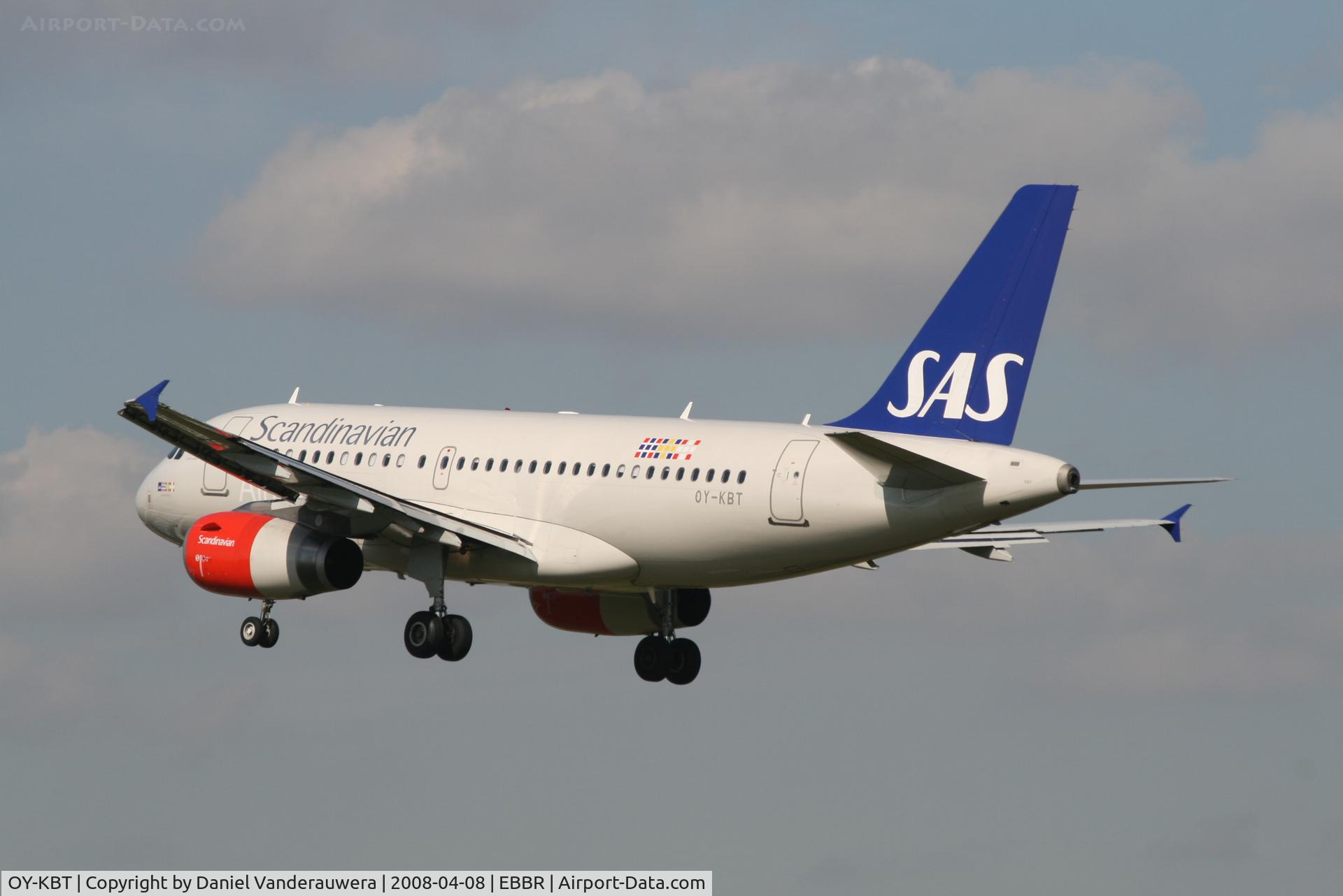 OY-KBT, 2007 Airbus A319-131 C/N 3292, descending to rwy 25L