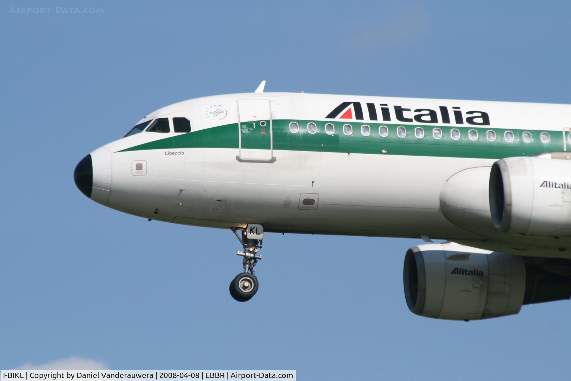 I-BIKL, 2001 Airbus A320-214 C/N 1489, arrival of flight AZ150 to rwy 25L
