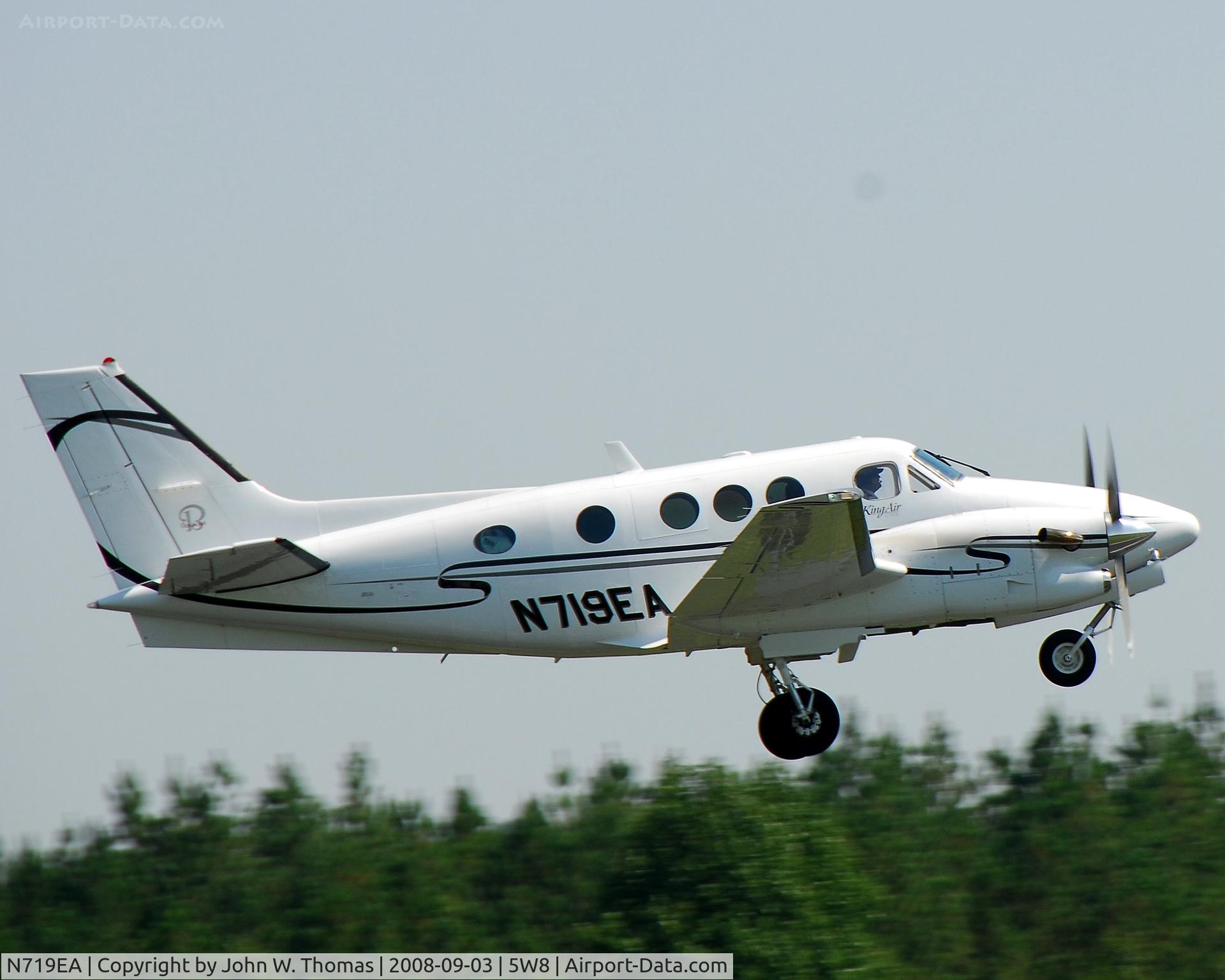 N719EA, 1992 Beech C90A King Air C/N LJ-1319, Departing runway 22