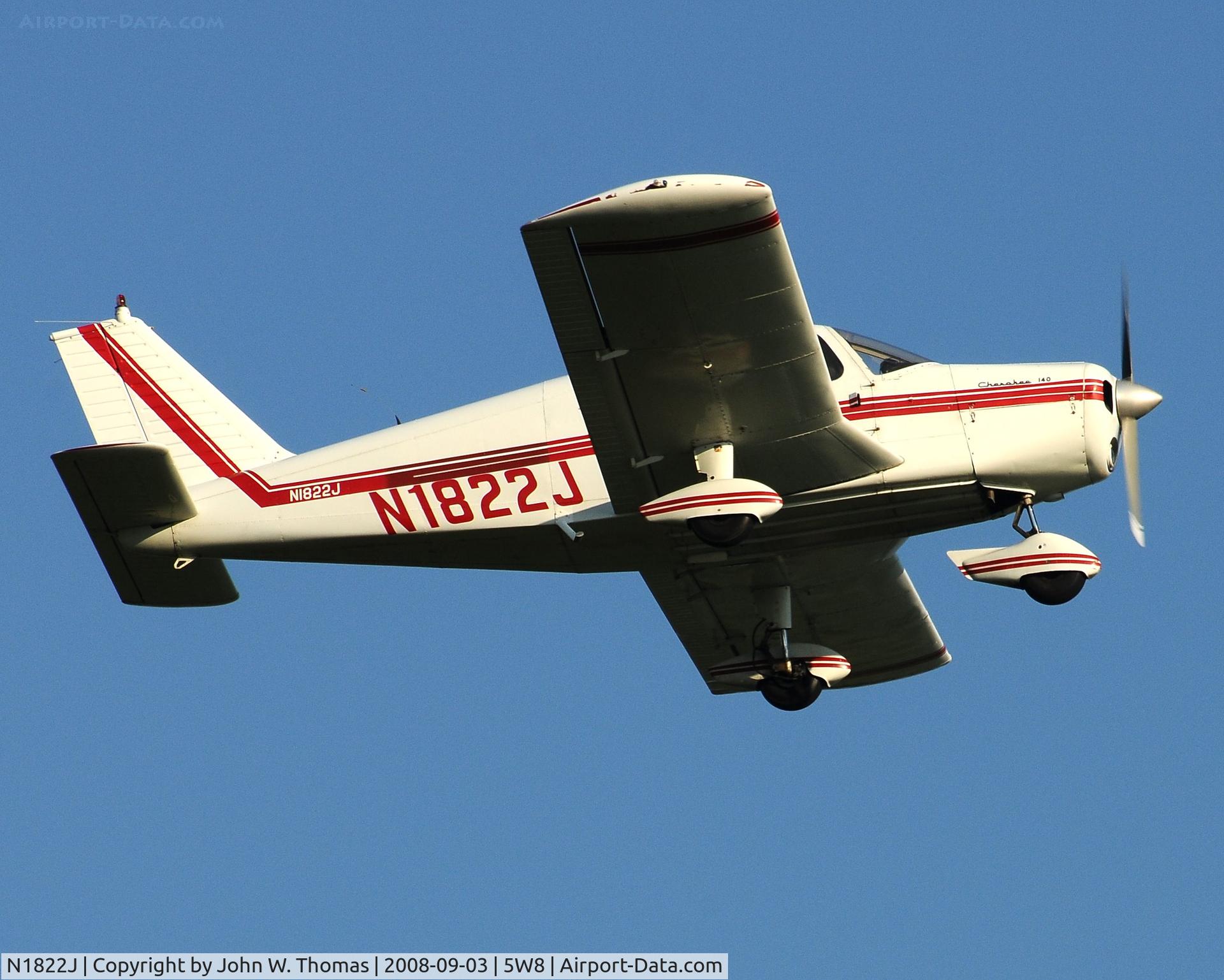 N1822J, 1968 Piper PA-28-140 C/N 28-24253, Departing runway 22